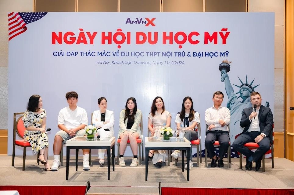 Chuyên gia, phụ huynh và du học sinh Mỹ chia sẻ tại một sự kiện của AMVNX. Ảnh: AMVNX